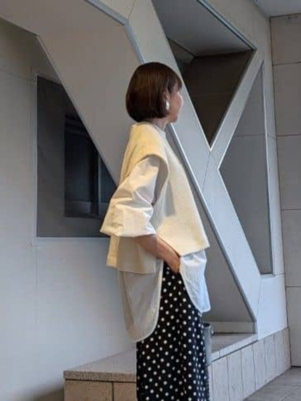 ブラック系のパンプス、ホワイト系のシャツ/ブラウスを着用したレディースの冬コーディネートの7枚目の写真