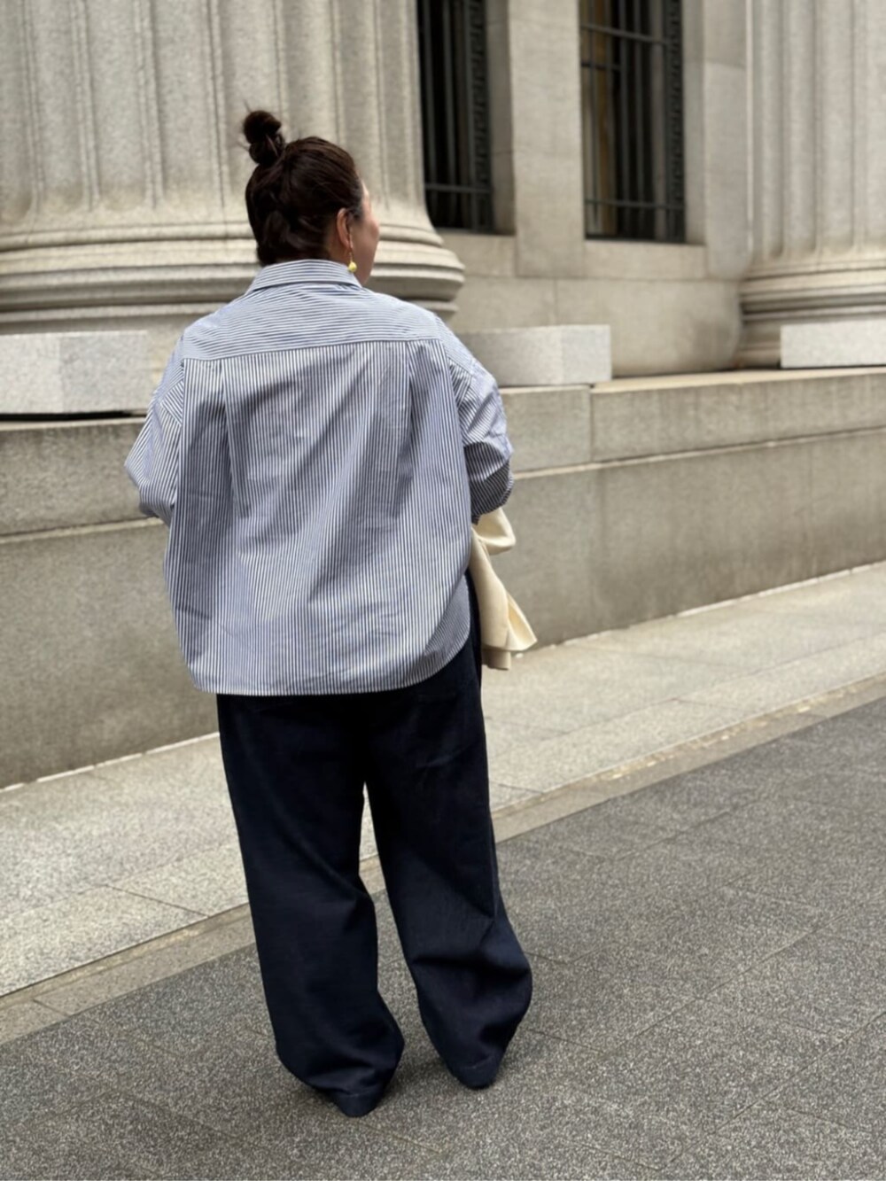 ブラック系のボストンバッグ、ブルー系のシャツ/ブラウスを着用したレディースの冬コーディネートの4枚目の写真