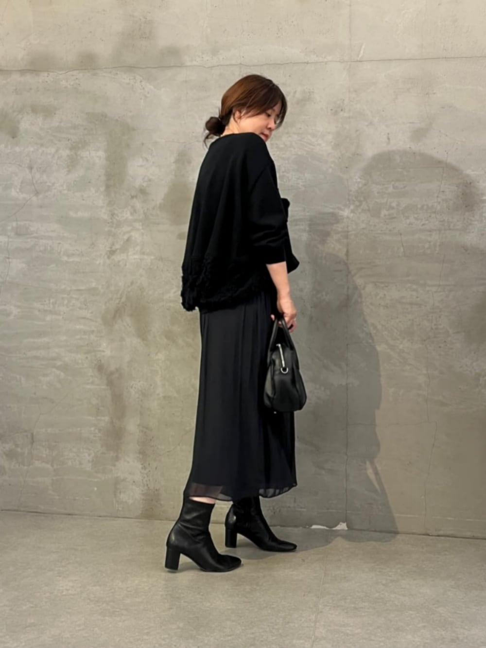ブラック系のその他パンツ、ブラック系のTシャツ/カットソーを着用したレディースの秋コーディネートの2枚目の写真