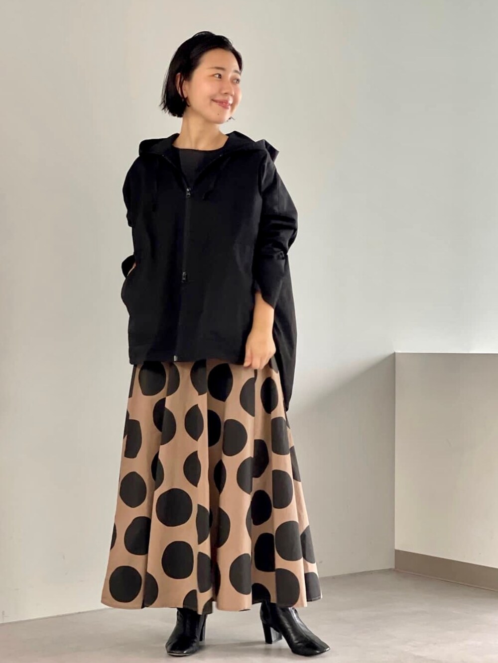 グレー系のブルゾン、イエロー系のスカート、ブラック系のシャツ/ブラウスを着用したレディースの夏コーディネートの3枚目の写真