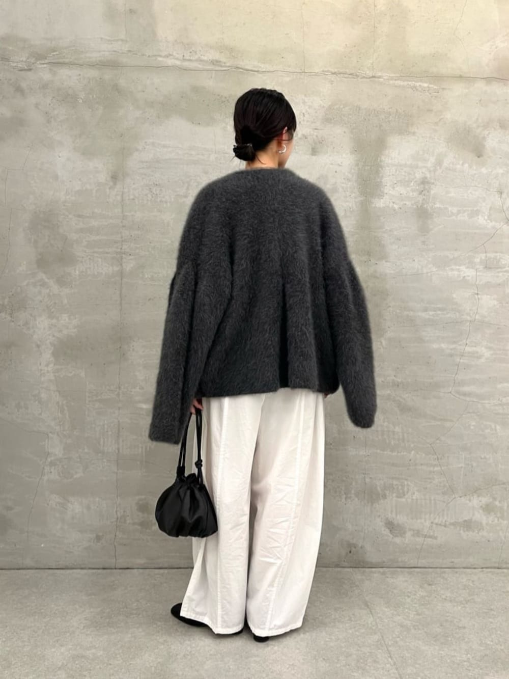 ホワイト系のその他パンツ、グレー系のその他アウター、ブラック系のTシャツ/カットソーを着用したレディースの夏コーディネートの3枚目の写真