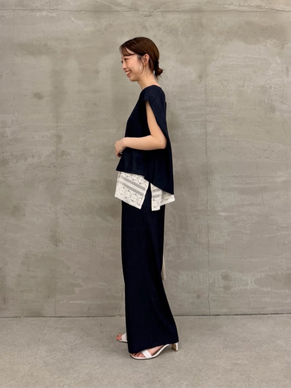 ブルー系のシャツ/ブラウス、ブルー系のその他パンツ、ホワイト系のショルダーバッグを着用したレディースの冬コーディネートの2枚目の写真