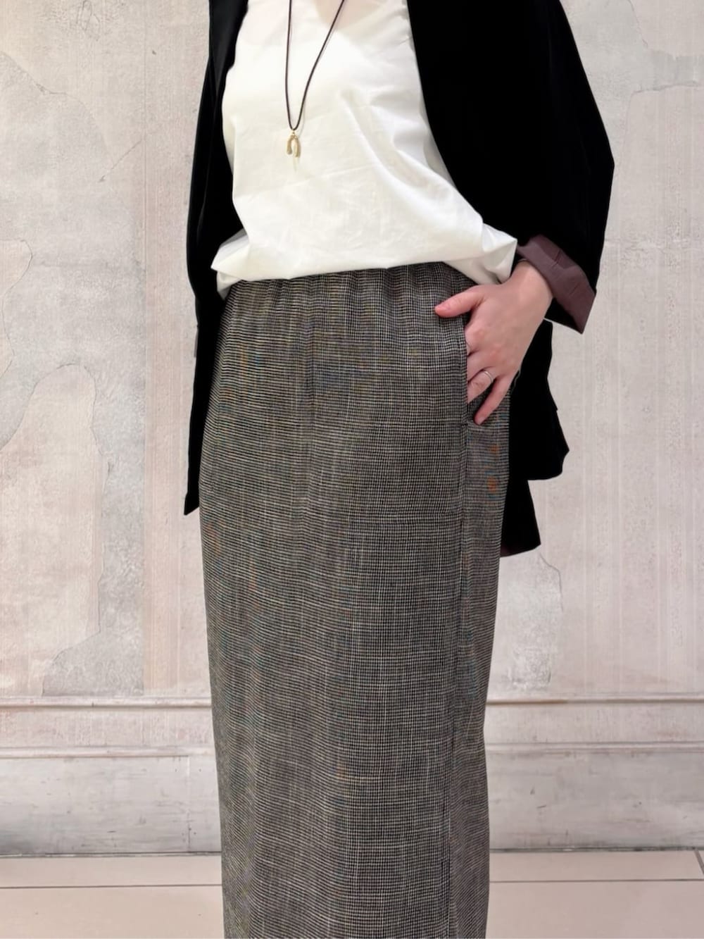 ブラック系のテーラードジャケット、ホワイト系のシャツ/ブラウス、ベージュ系のスカートを着用したレディースの春コーディネートの5枚目の写真