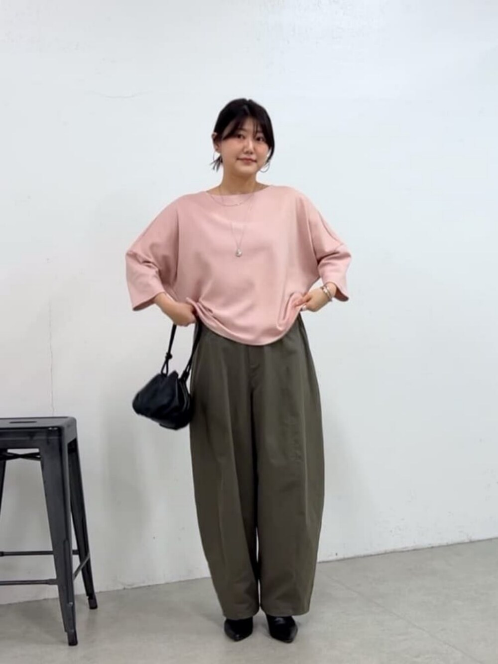 グリーン系のその他パンツ、ピンク系のニット/セーターを着用したレディースの夏コーディネートの2枚目の写真