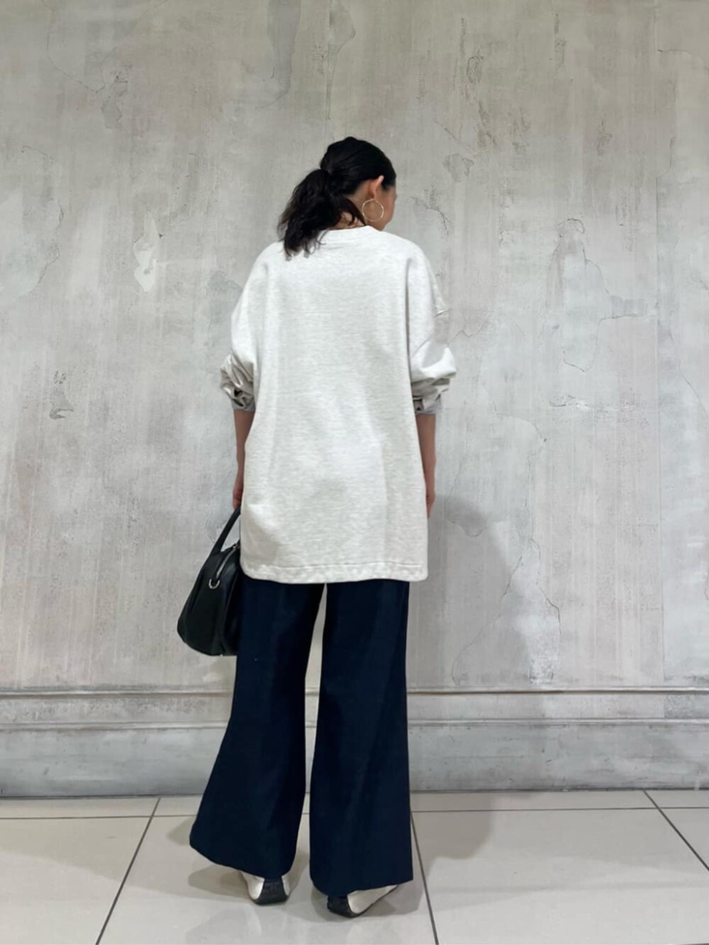 ブルー系のその他パンツ、ピンク系のTシャツ/カットソーを着用したレディースの冬コーディネートの3枚目の写真