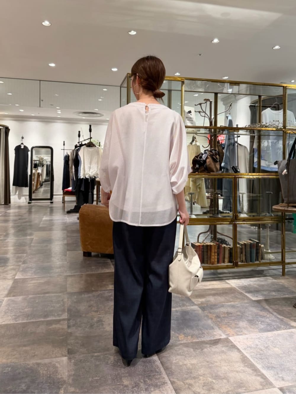 ブルー系のその他パンツ、ホワイト系のTシャツ/カットソーを着用したレディースの夏コーディネートの3枚目の写真