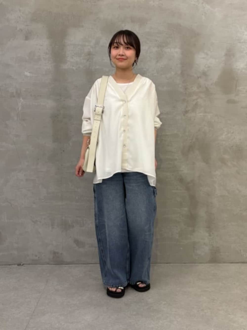 ホワイト系のショルダーバッグ、ブラック系のサンダル、ブルー系のその他パンツを着用したレディースの冬コーディネートの8枚目の写真