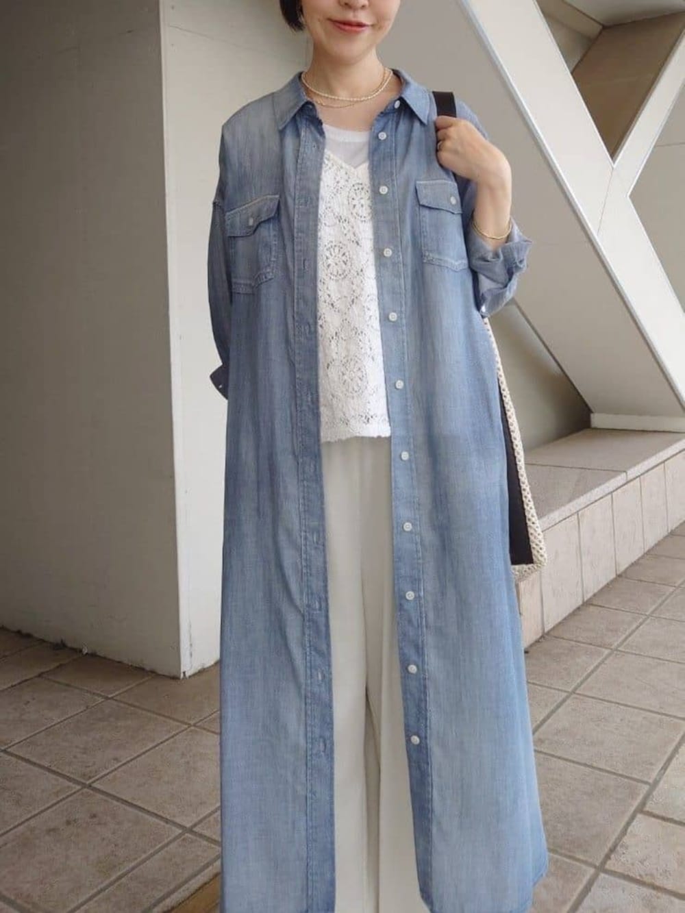 ブルー系のワンピースを着用したレディースの冬コーディネートの6枚目の写真