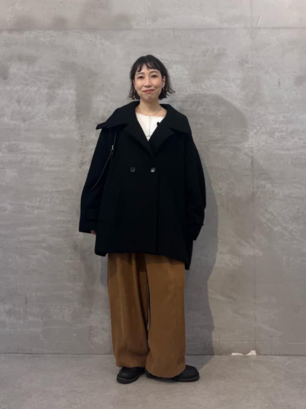 ブラック系のその他アウター、イエロー系のその他パンツを着用したレディースの秋コーディネートの5枚目の写真