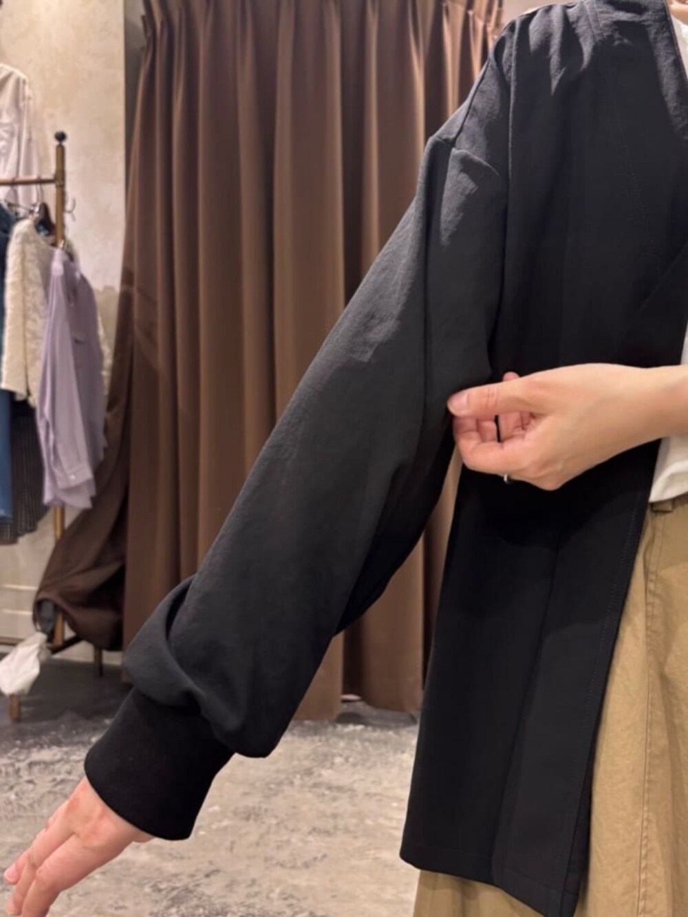 イエロー系のその他パンツ、ホワイト系のキャミソール、ブラック系のその他アウターを着用したレディースの春コーディネートの9枚目の写真