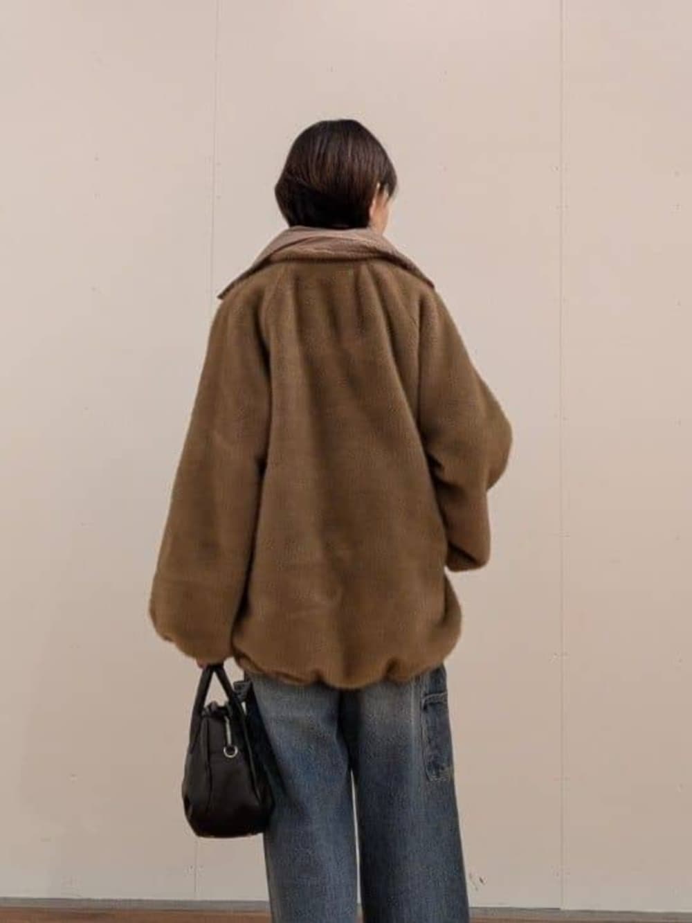 ブルー系のその他パンツ、ベージュ系のブルゾン、ブラウン系のローファーを着用したレディースの秋コーディネートの5枚目の写真