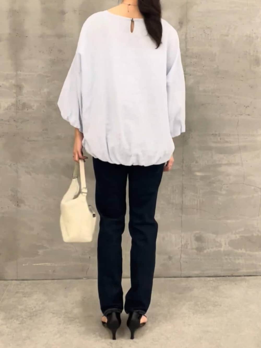 ブルー系のデニムパンツ、ブルー系のシャツ/ブラウス、シルバー系のリングを着用したレディースの冬コーディネートの4枚目の写真