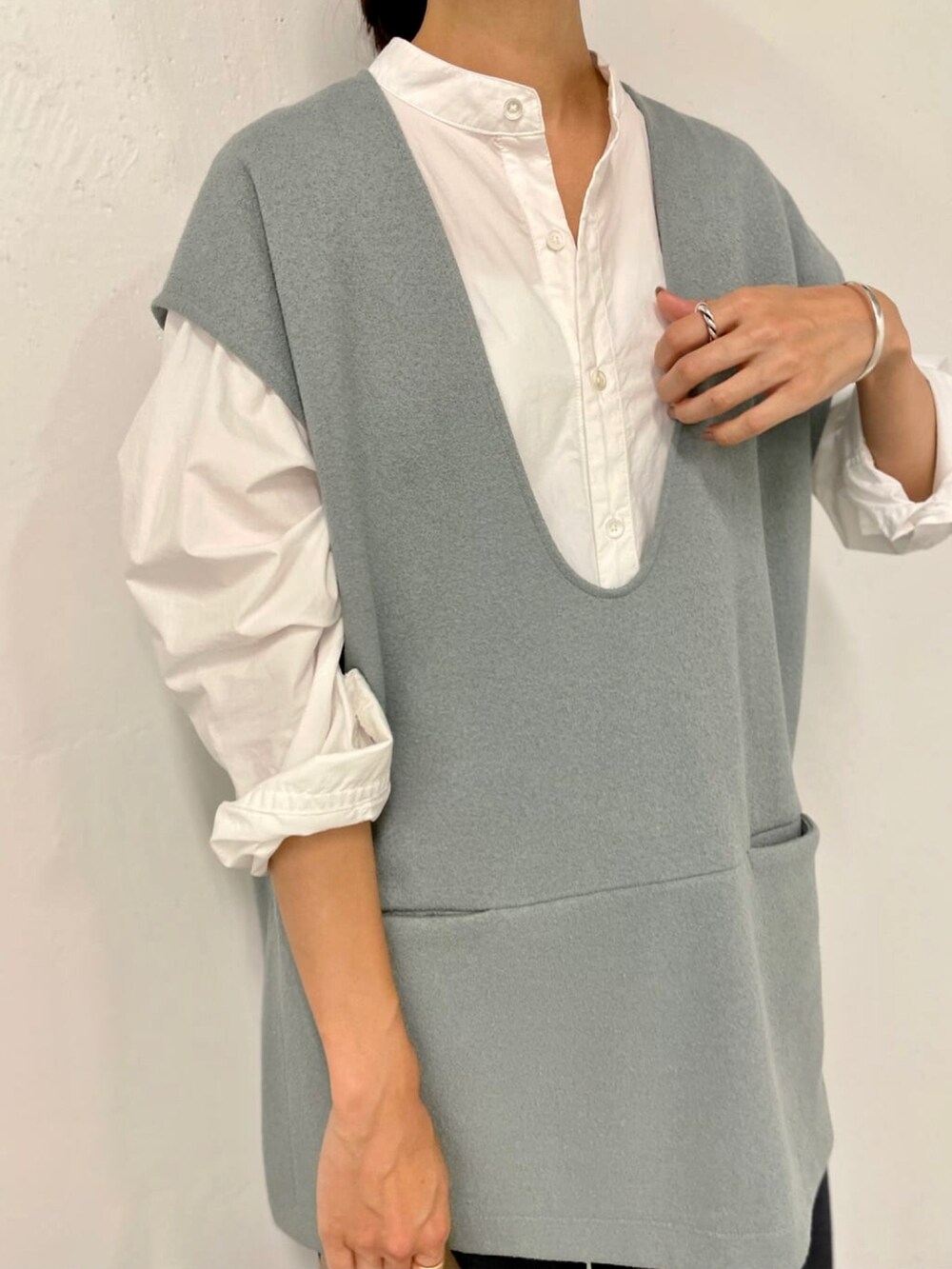 グリーン系のTシャツ/カットソー、ブルー系のデニムパンツを着用したレディースの夏コーディネートの5枚目の写真