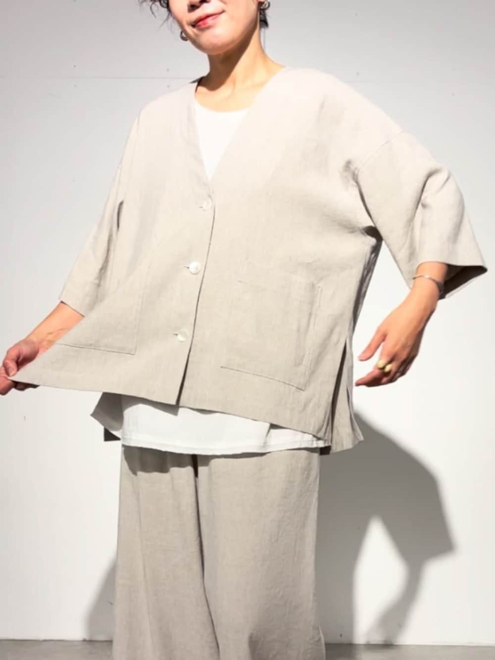 ブラック系のショルダーバッグ、ベージュ系のその他パンツ、ベージュ系のその他アウターを着用したレディースの春コーディネートの8枚目の写真