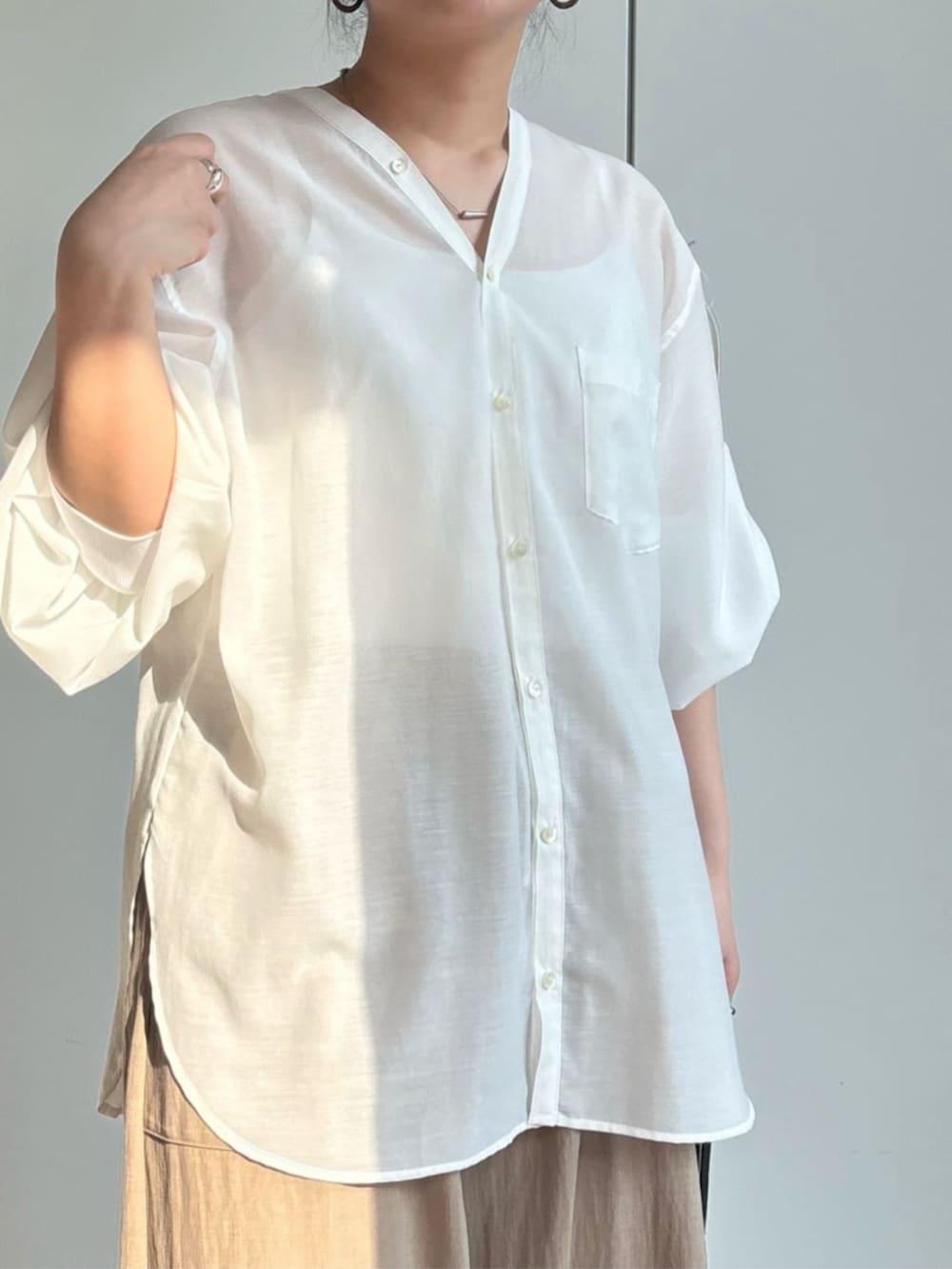 ベージュ系のその他パンツ、ブラック系のサンダル、ホワイト系のシャツ/ブラウスを着用したレディースの冬コーディネートの5枚目の写真