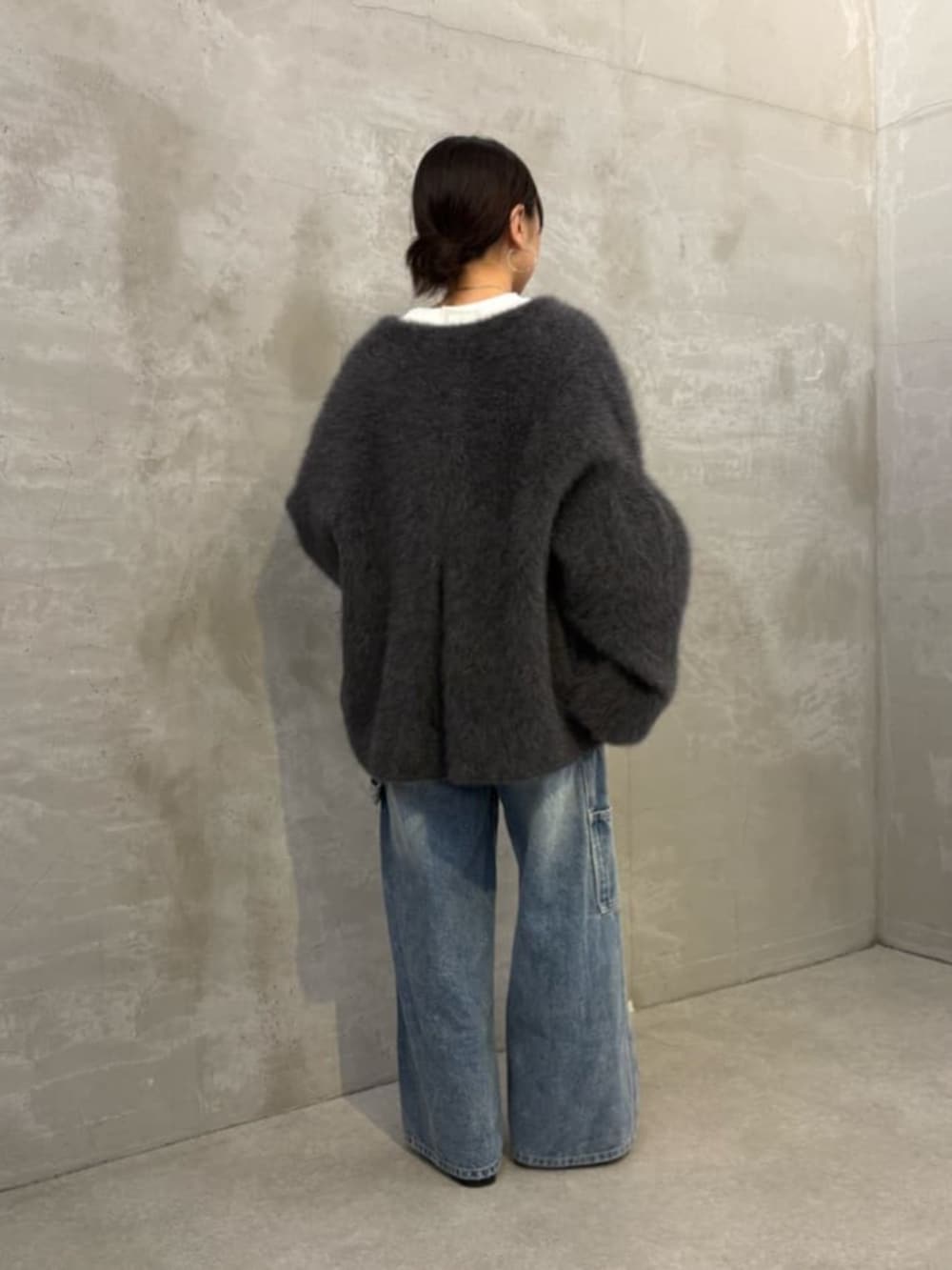 グレー系のその他アウター、ホワイト系のシャツ/ブラウス、ブルー系のデニムパンツを着用したレディースの夏コーディネートの4枚目の写真
