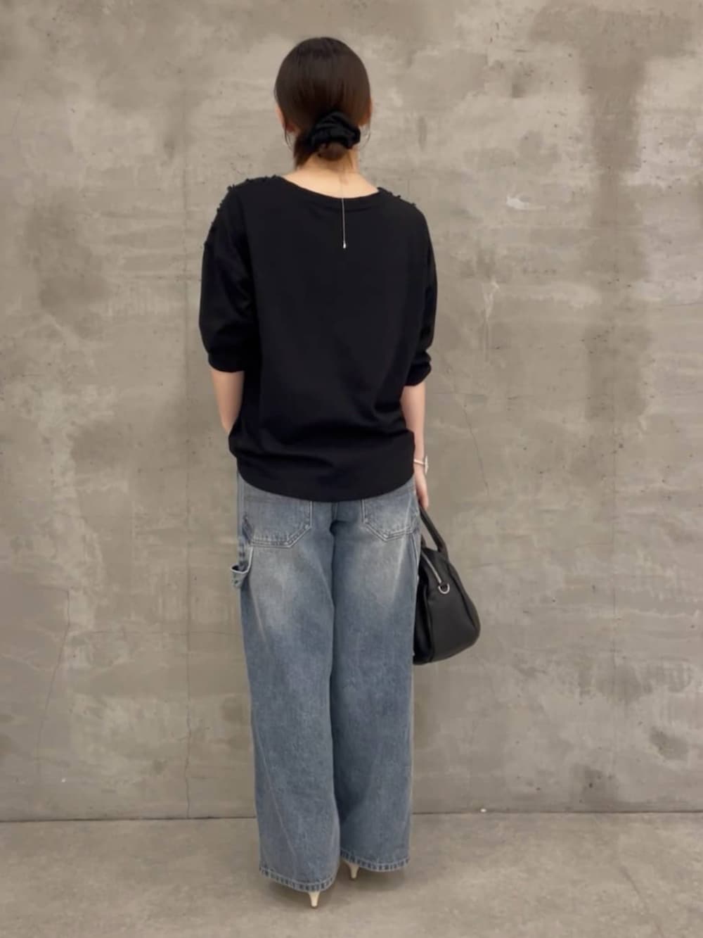 ブルー系のその他パンツ、ブラック系のTシャツ/カットソーを着用したレディースの夏コーディネートの4枚目の写真