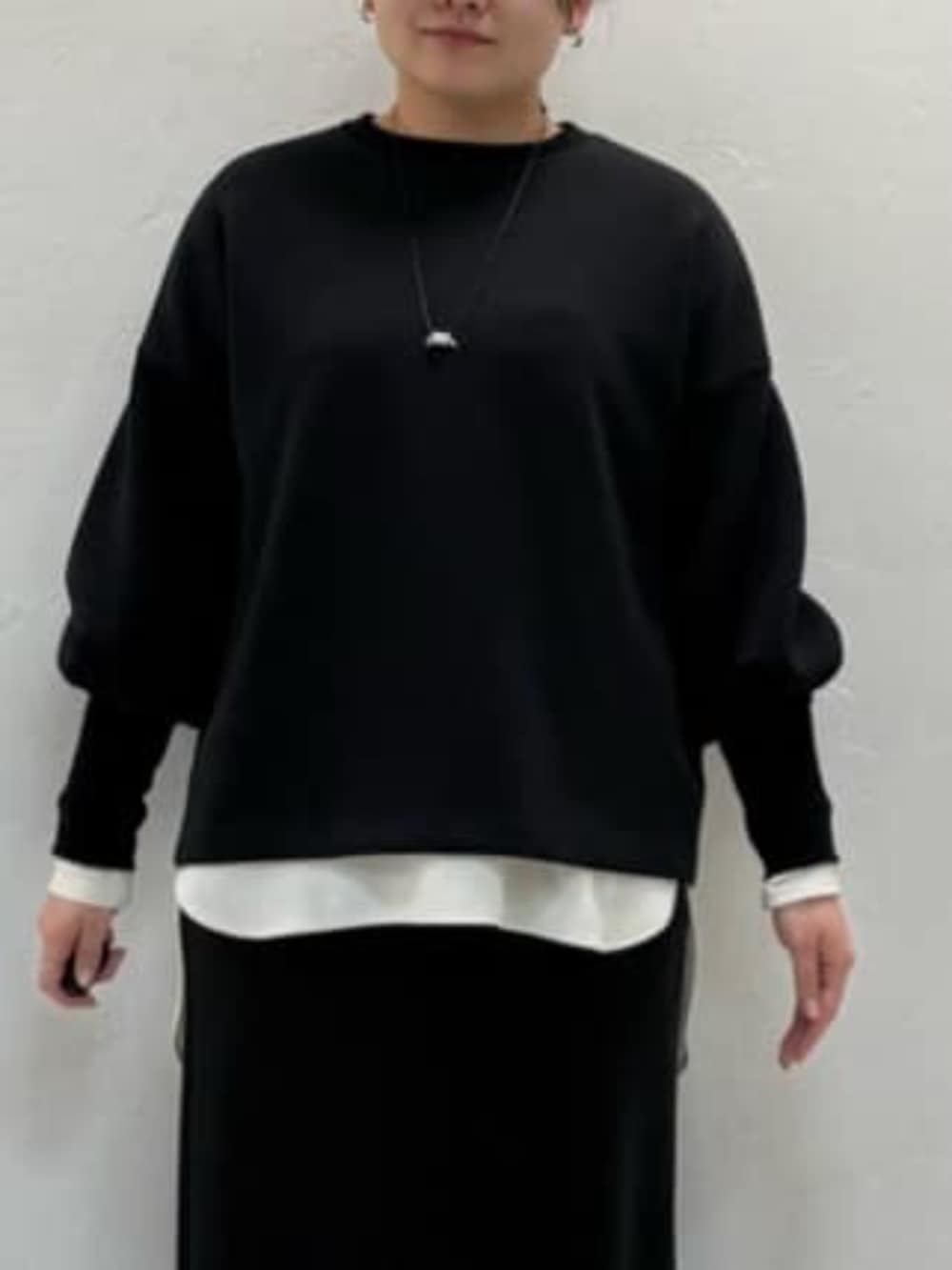 ホワイト系のシャツ/ブラウス、ブラック系のスカート、ブラック系のTシャツ/カットソーを着用したレディースの冬コーディネートの4枚目の写真