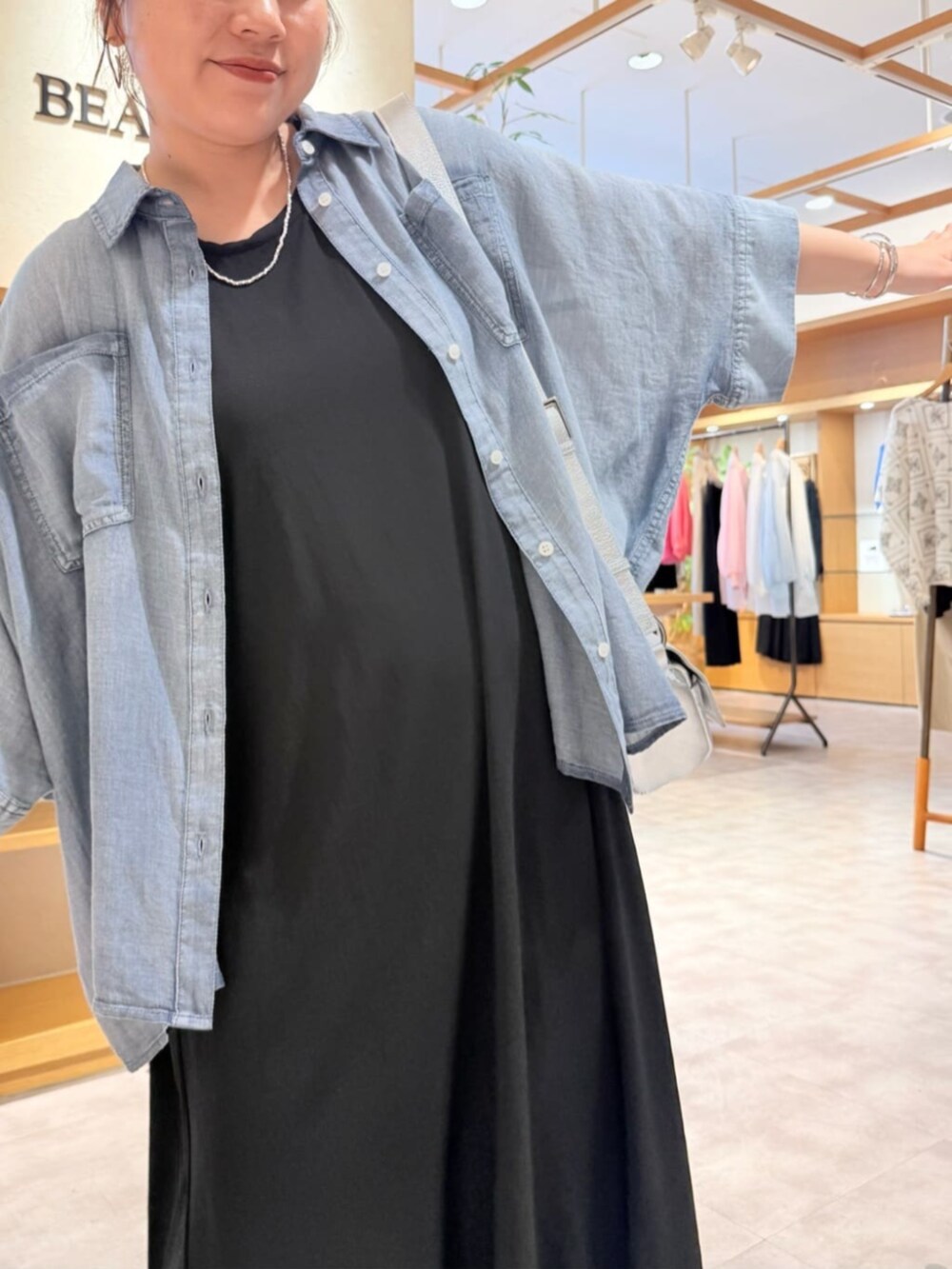 ホワイト系のサンダル、ブルー系のシャツ/ブラウスを着用したレディースの春コーディネートの5枚目の写真