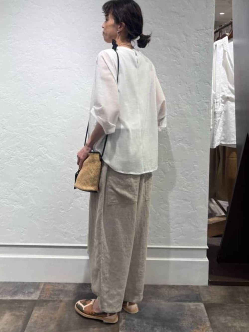ホワイト系のTシャツ/カットソー、ベージュ系のその他パンツを着用したレディースの夏コーディネートの4枚目の写真