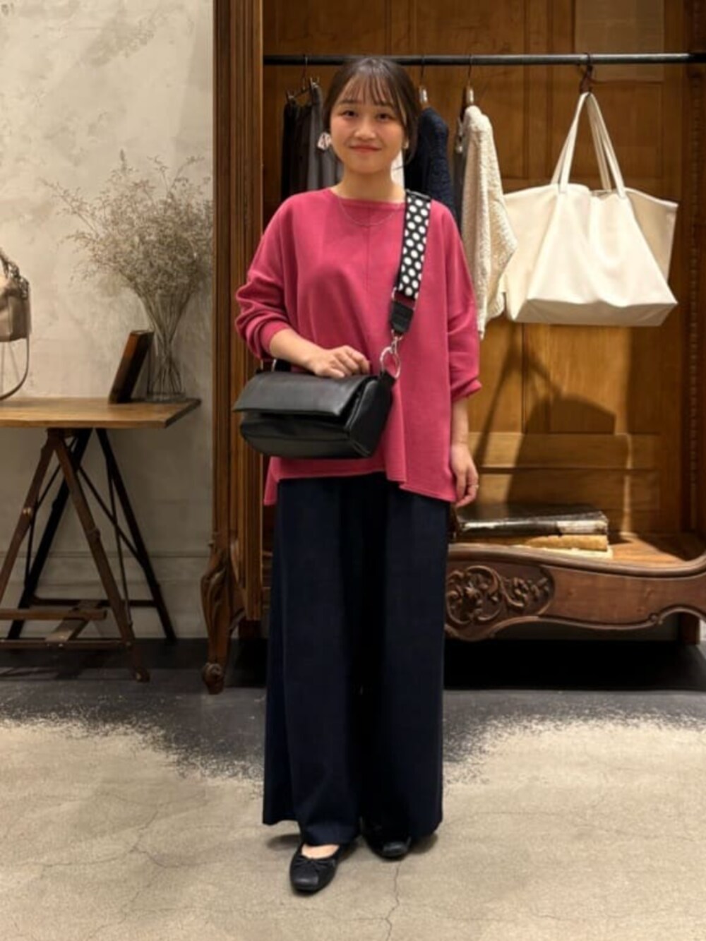 ブラック系のその他を着用したレディースの冬コーディネートの2枚目の写真