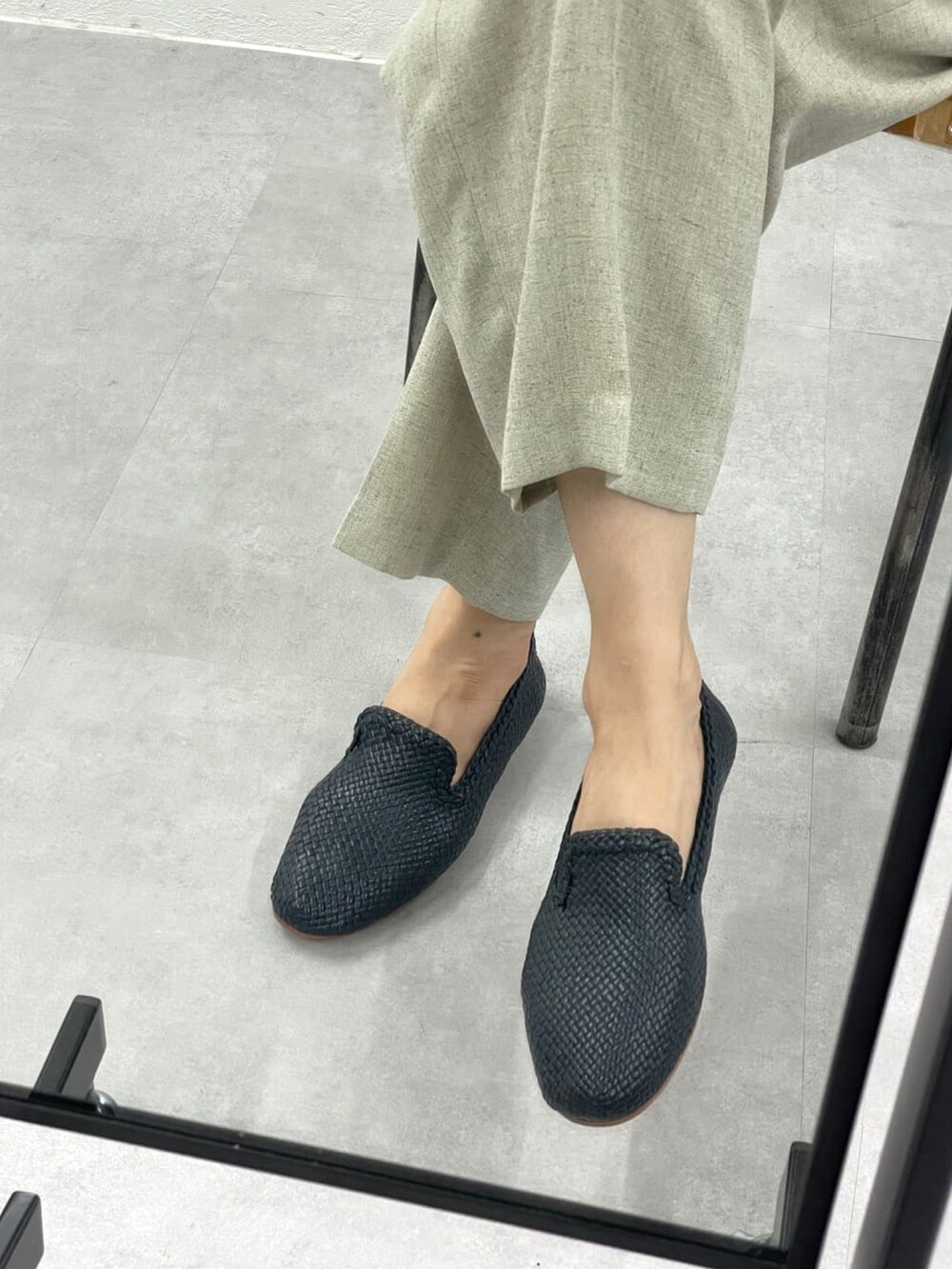 ブラック系のシャツ/ブラウス、ブルー系のその他シューズを着用したレディースの春コーディネートの4枚目の写真