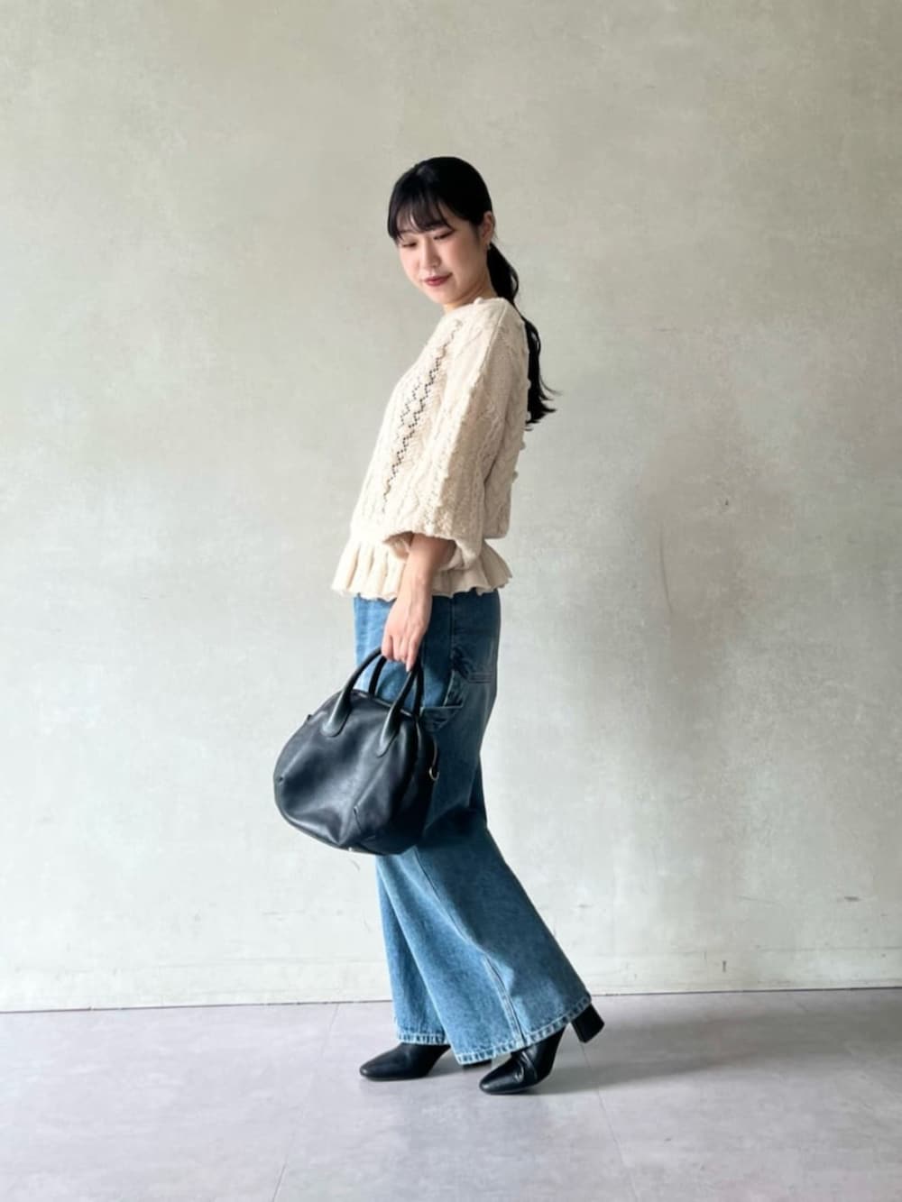 ブルー系のその他パンツ、ベージュ系のニット/セーターを着用したレディースの夏コーディネートの3枚目の写真
