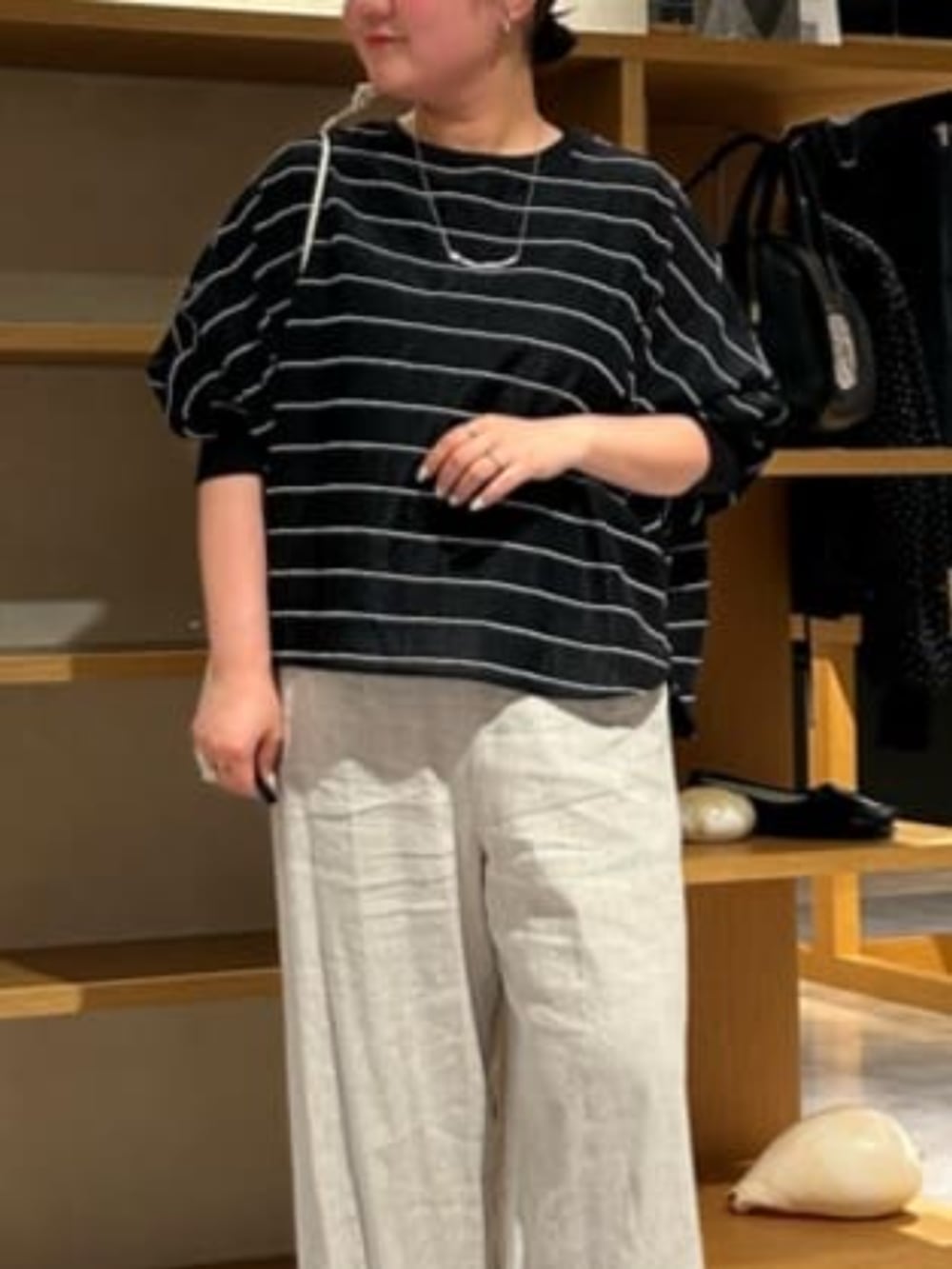 ベージュ系のその他パンツ、ブラック系のシャツ/ブラウスを着用したレディースの春コーディネートの6枚目の写真