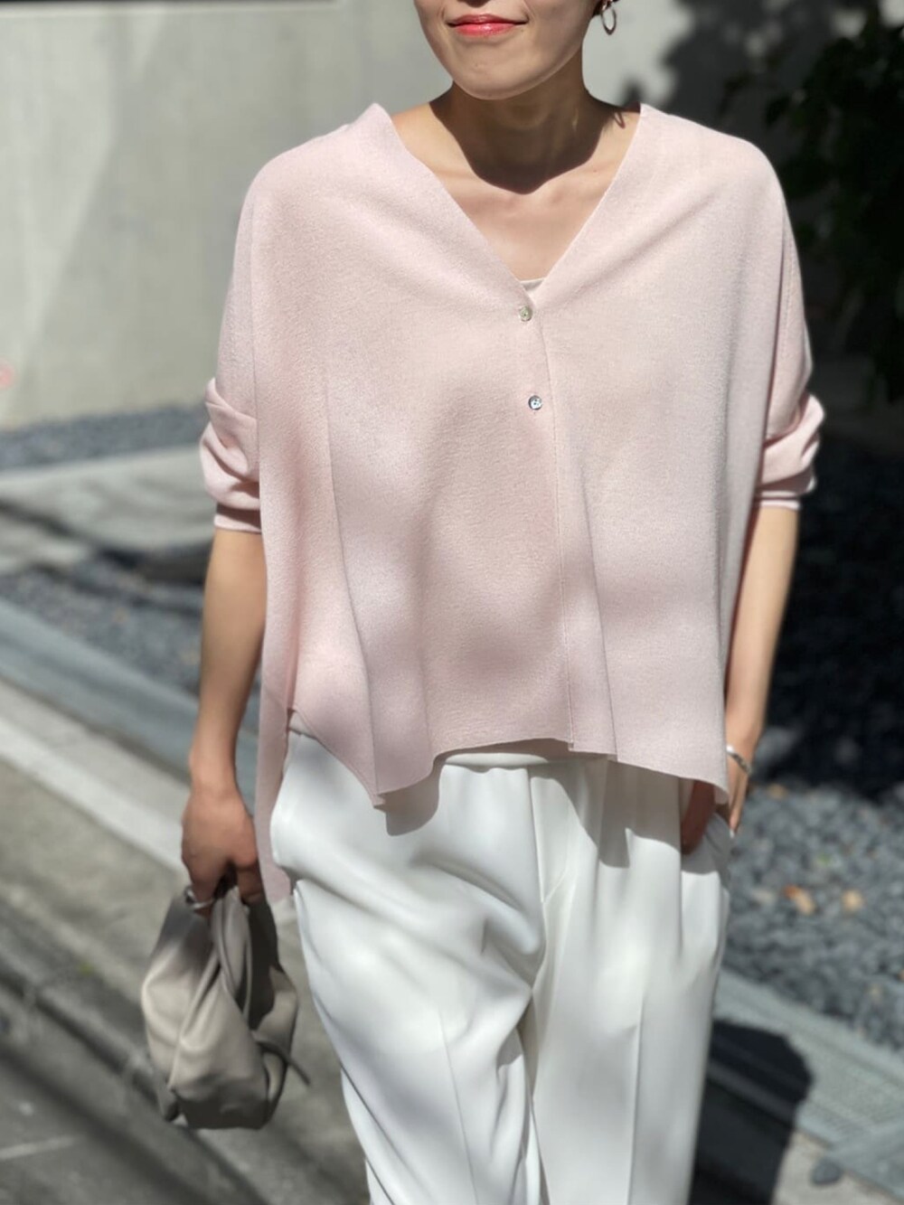 ピンク系のカーディガン/ボレロ、ホワイト系のその他パンツを着用したレディースの夏コーディネートの3枚目の写真