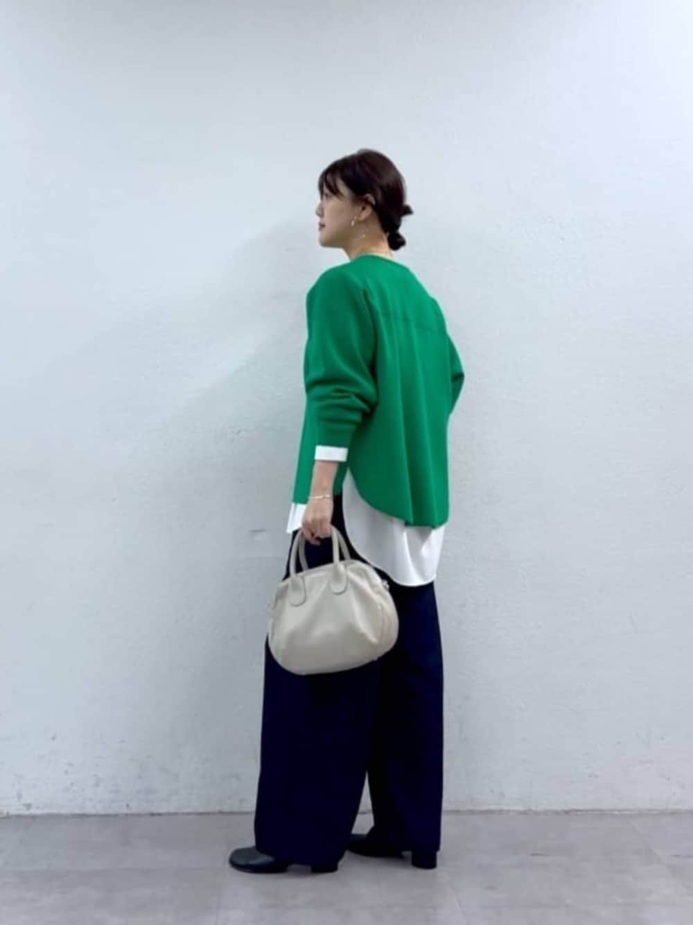 ブルー系のその他パンツ、グリーン系のニット/セーターを着用したレディースの秋コーディネートの8枚目の写真