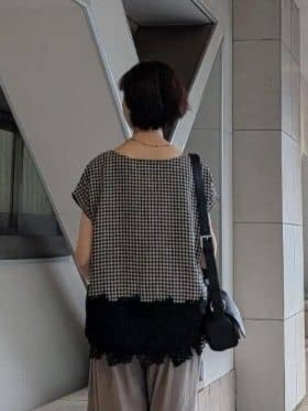 ブラック系のサンダル、ブラック系のシャツ/ブラウス、グレー系のその他パンツを着用したレディースの春コーディネートの5枚目の写真
