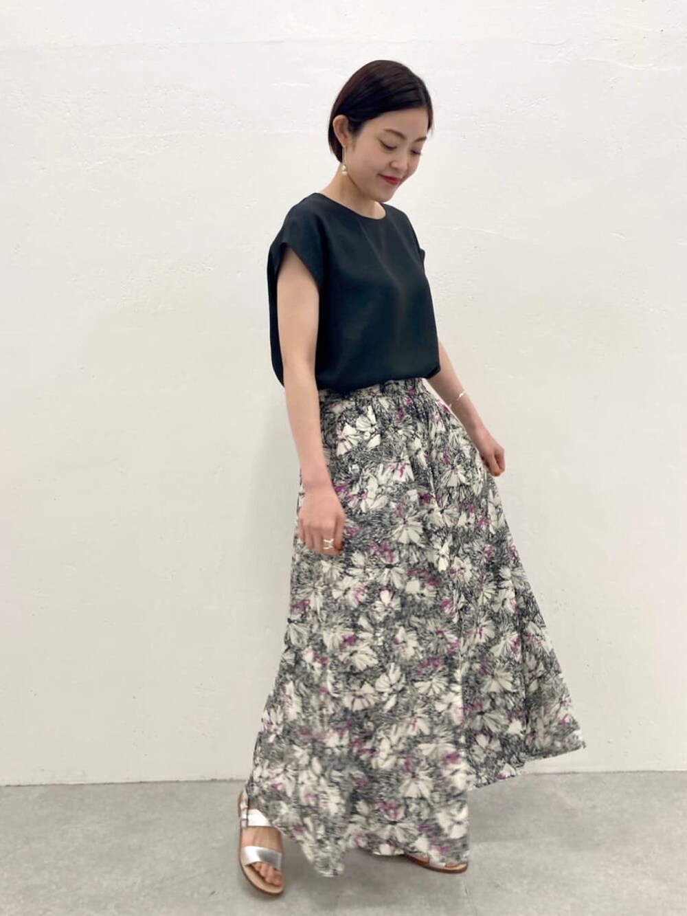 グレー系のシャツ/ブラウス、グリーン系のその他パンツ、シルバー系のサンダルを着用したレディースの春コーディネートの2枚目の写真