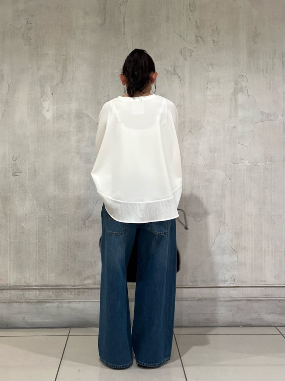 ブルー系のその他パンツ、ホワイト系のTシャツ/カットソー、ホワイト系のスニーカーを着用したレディースの春コーディネートの4枚目の写真
