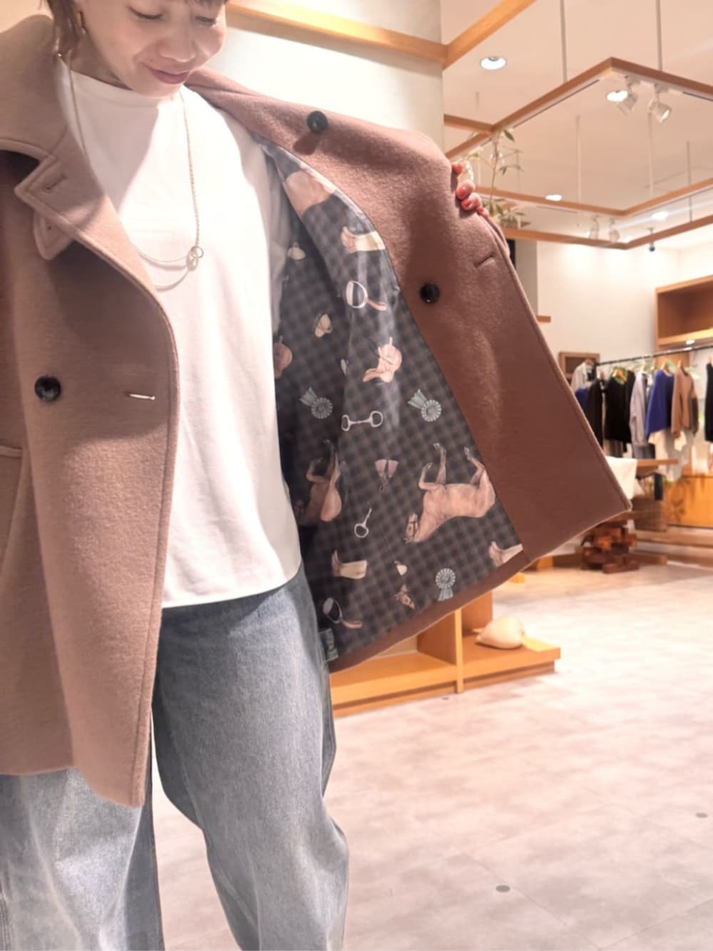ブルー系のデニムパンツ、イエロー系のその他アウターを着用したレディースの秋コーディネートの2枚目の写真