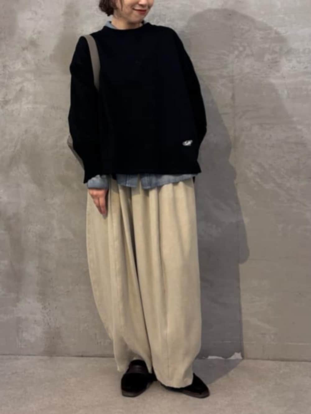 ブルー系のシャツ/ブラウス、ブラック系のTシャツ/カットソー、グレー系のその他パンツを着用したレディースの秋コーディネートの6枚目の写真