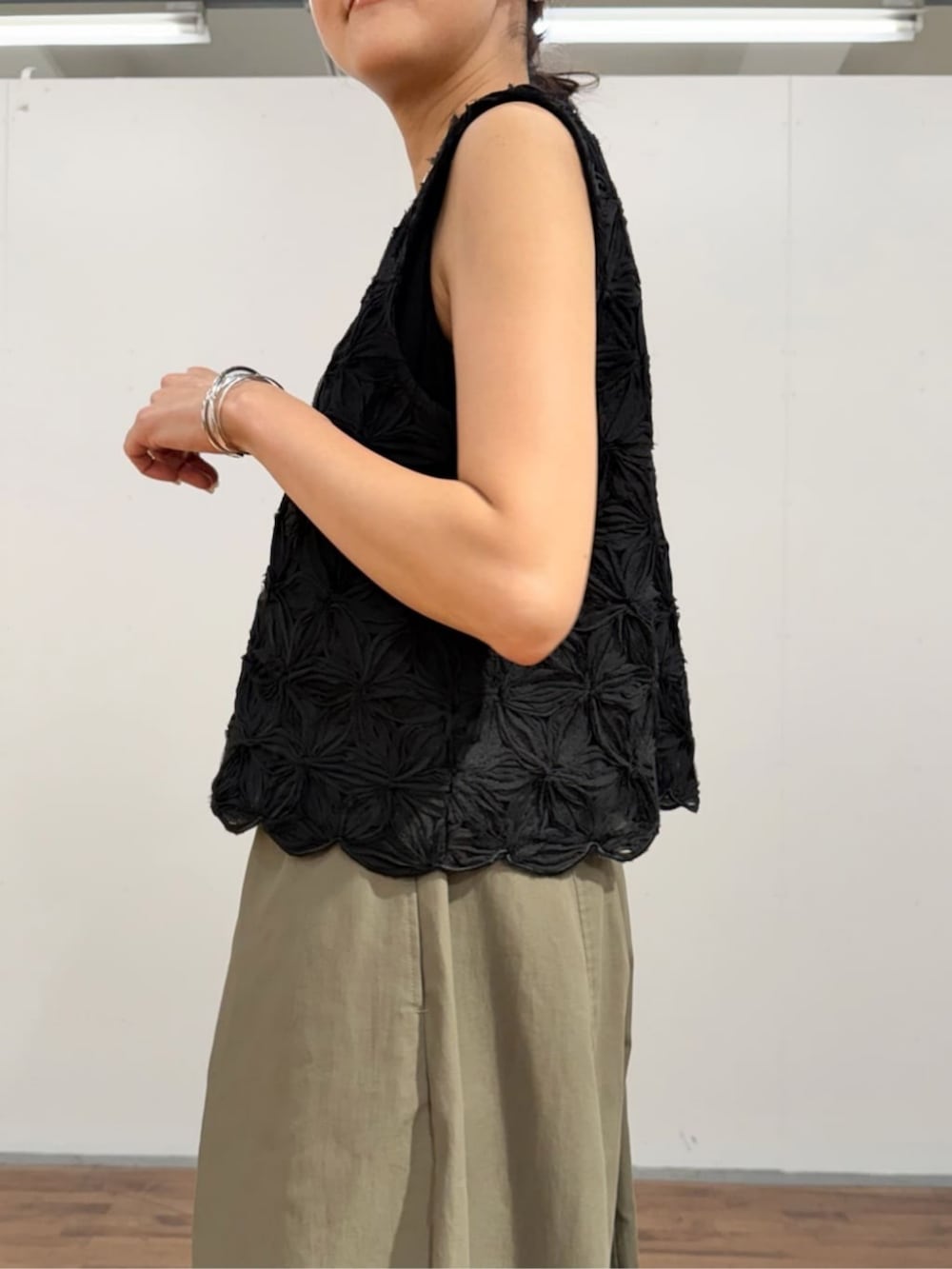 ブラック系のベスト、グリーン系のその他パンツ、ブラック系のパンプスを着用したレディースの夏コーディネートの4枚目の写真