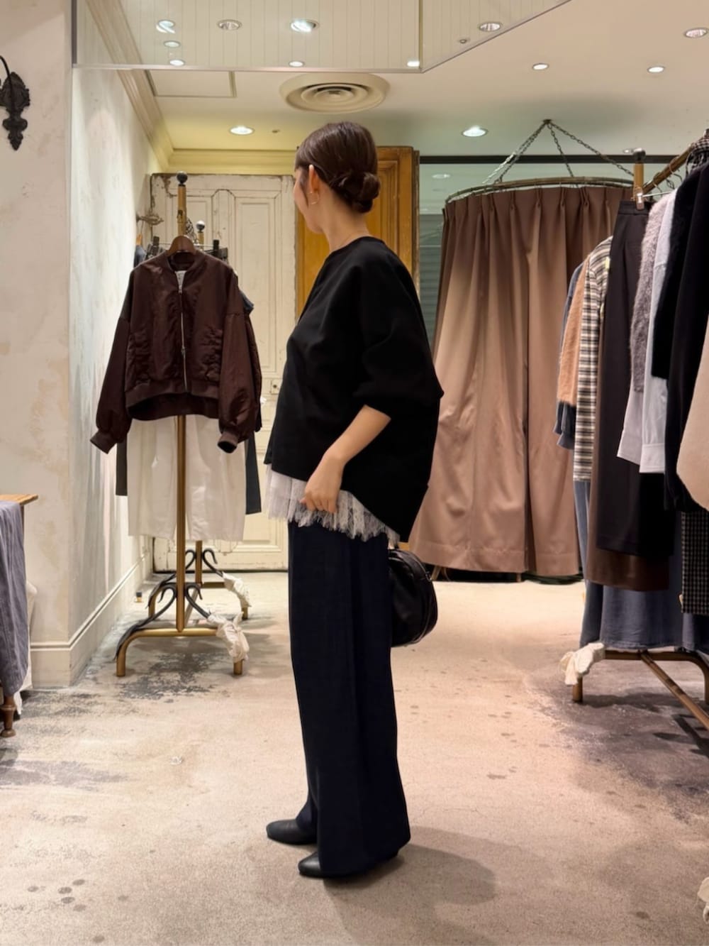 ブラック系のカーディガン/ボレロ、ブルー系のその他パンツ、ホワイト系のタンクトップを着用したレディースの秋コーディネートの4枚目の写真