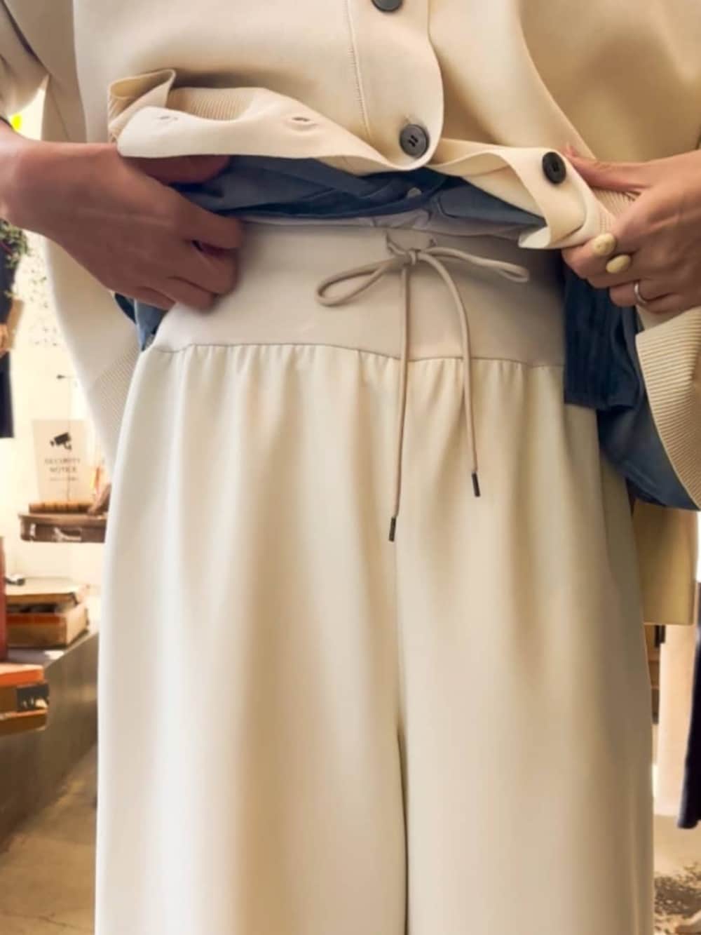 ブルー系のシャツ/ブラウス、ホワイト系のその他パンツを着用したレディースの春コーディネートの9枚目の写真