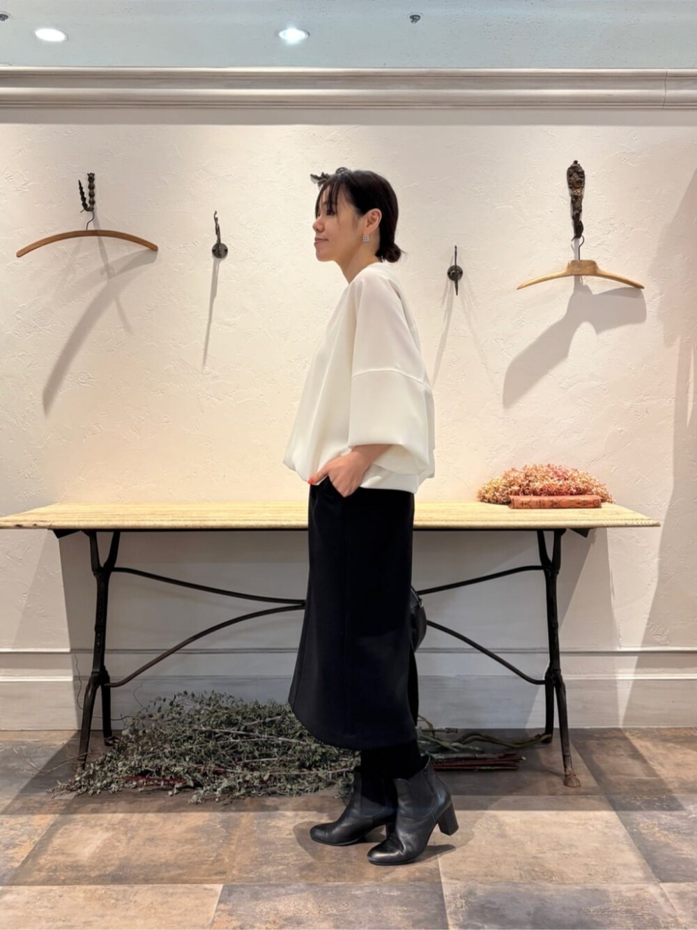 ブラック系のスカート、ホワイト系のシャツ/ブラウス、シルバー系のリングを着用したレディースの冬コーディネートの2枚目の写真