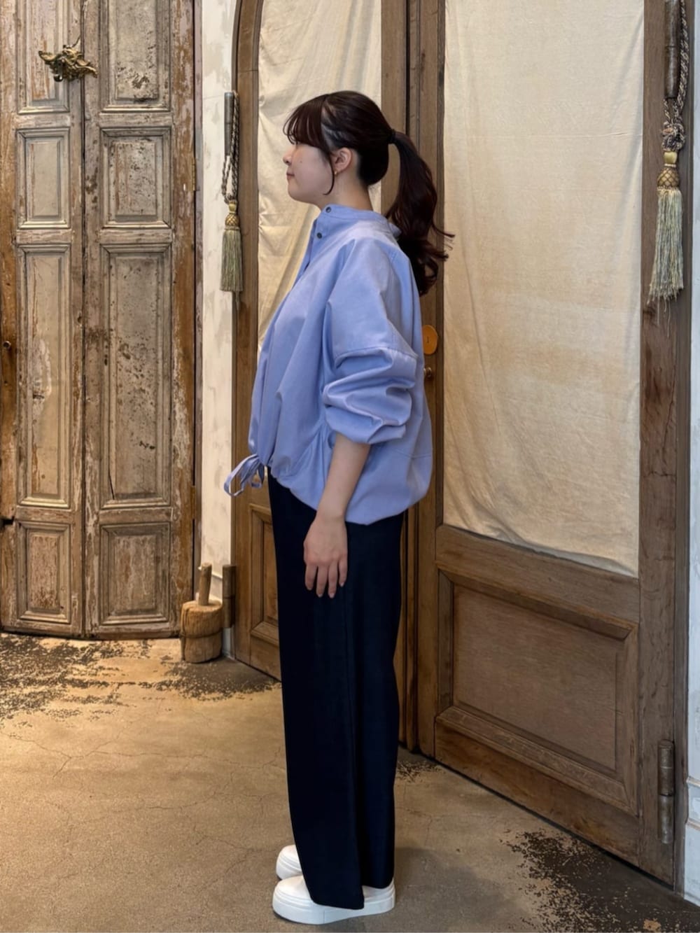 ブルー系のその他パンツ、ブルー系のシャツ/ブラウスを着用したレディースの冬コーディネートの2枚目の写真