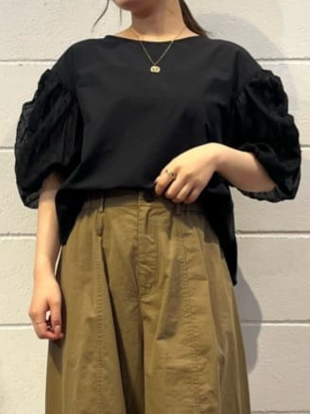 イエロー系のその他パンツ、ブラック系のシャツ/ブラウスを着用したレディースの夏コーディネートの4枚目の写真