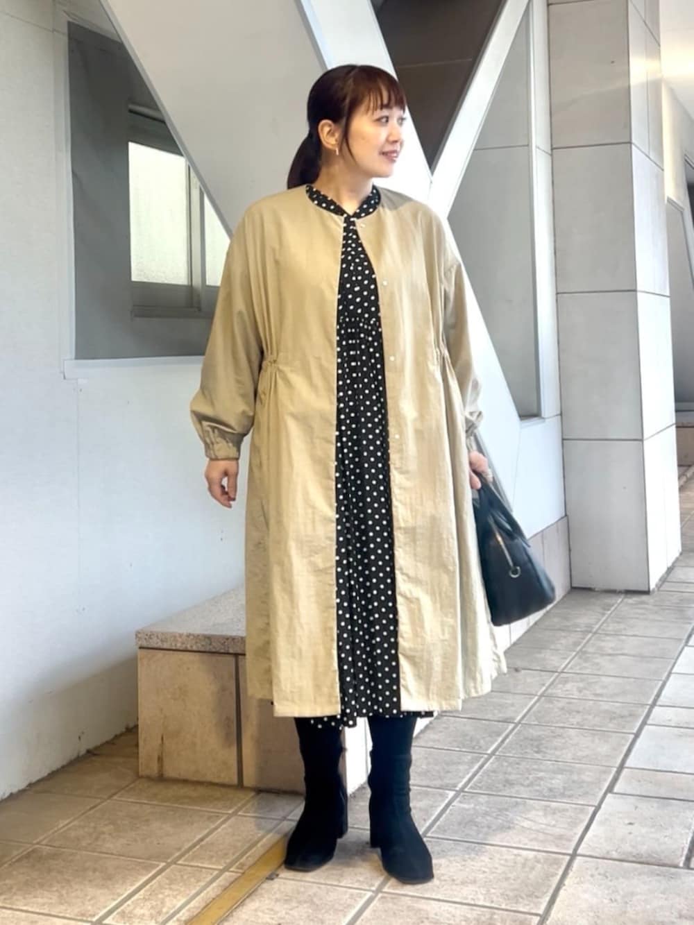 ベージュ系のその他アウター、ブラック系のワンピースを着用したレディースの冬コーディネートの3枚目の写真