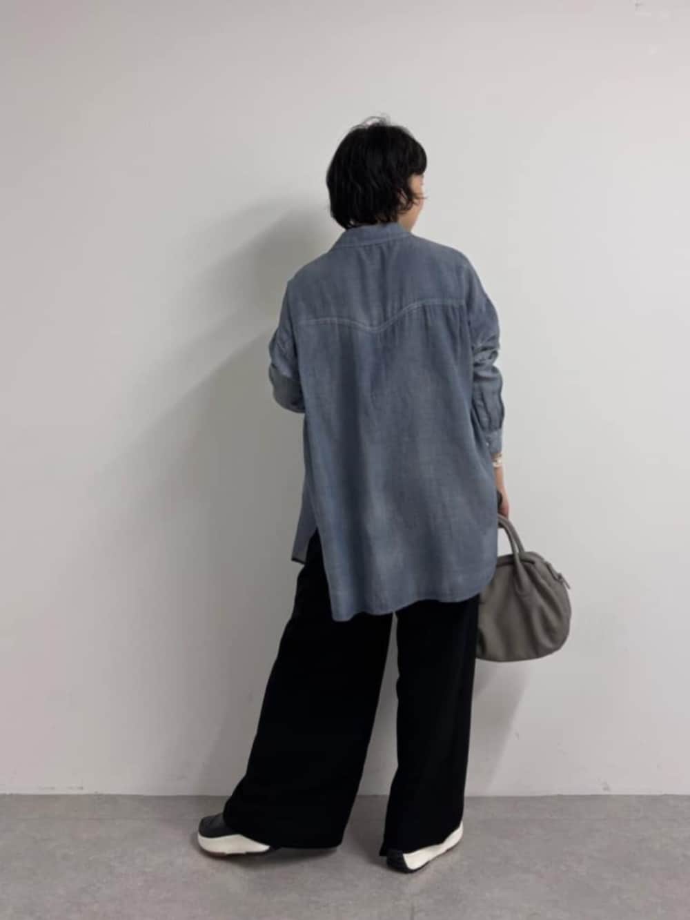 ブルー系のシャツ/ブラウス、ブラック系のシャツ/ブラウス、ブラック系のその他パンツを着用したレディースの春コーディネートの4枚目の写真