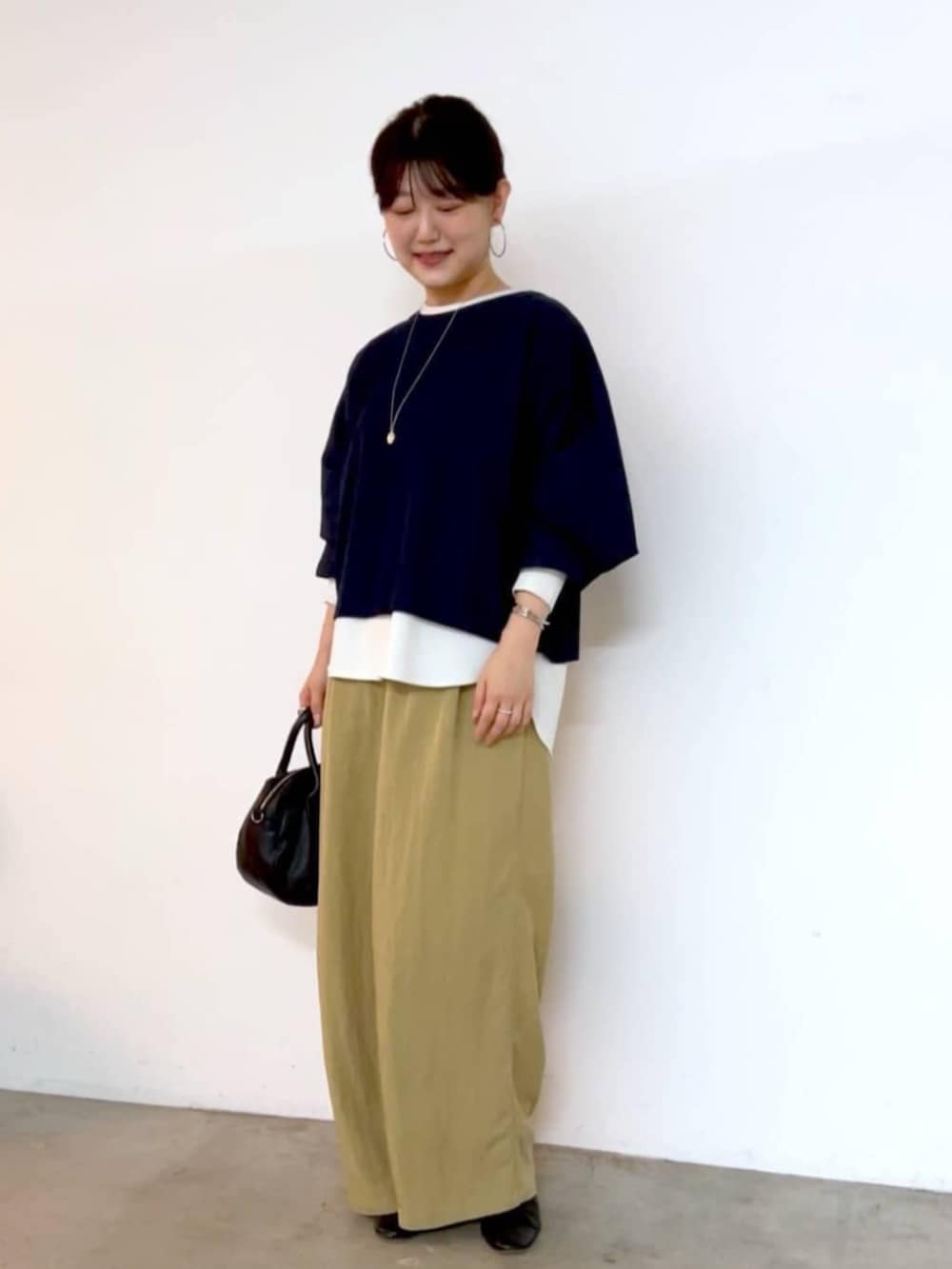 ブラック系のショルダーバッグ、ホワイト系のシャツ/ブラウス、ブルー系のシャツ/ブラウスを着用したレディースの夏コーディネートの2枚目の写真