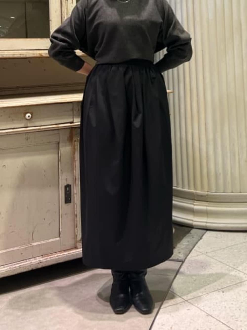 ブラック系のスカートを着用したレディースの冬コーディネートの5枚目の写真