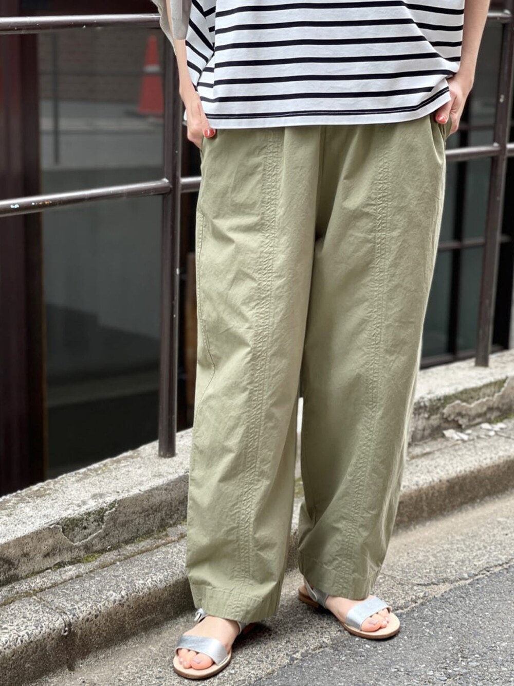 グレー系のカーディガン/ボレロ、ホワイト系のTシャツ/カットソー、グリーン系のその他パンツを着用したレディースの春コーディネートの4枚目の写真