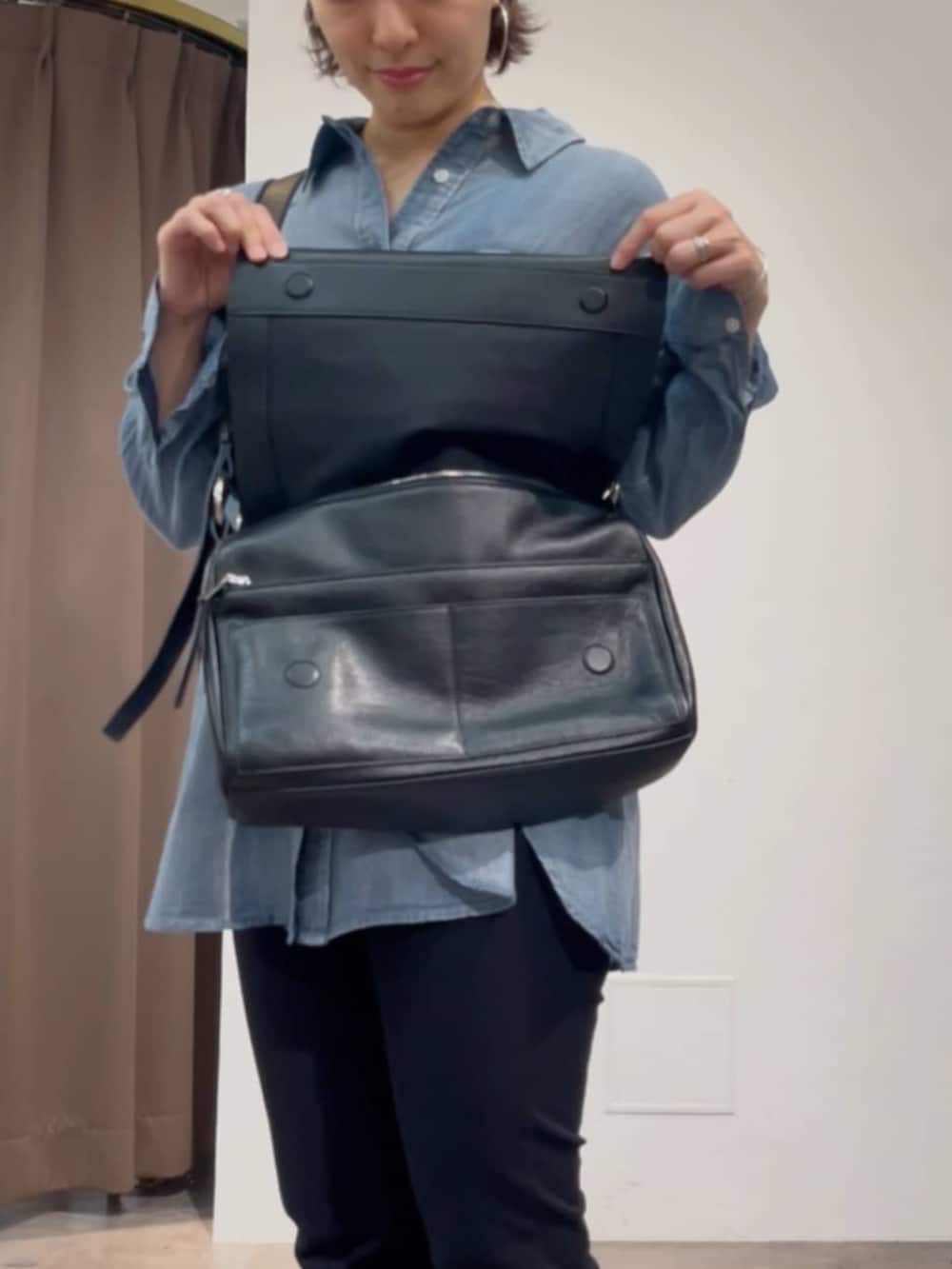 ブルー系のシャツ/ブラウス、ブラック系のその他パンツ、ブラック系のローファーを着用したレディースの春コーディネートの10枚目の写真