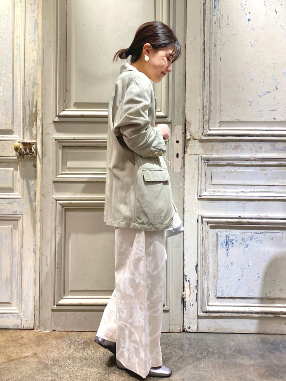 グリーン系のテーラードジャケット、ホワイト系のTシャツ/カットソー、ホワイト系のその他パンツを着用したレディースの春コーディネートの2枚目の写真