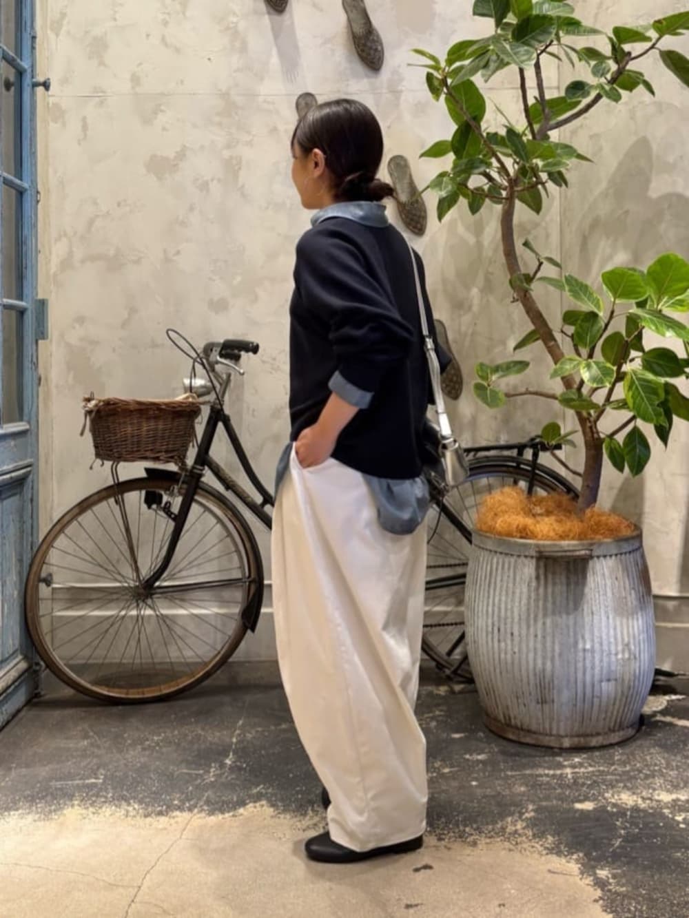 ブルー系のシャツ/ブラウス、ホワイト系のその他パンツ、ブルー系のニット/セーターを着用したレディースの夏コーディネートの8枚目の写真