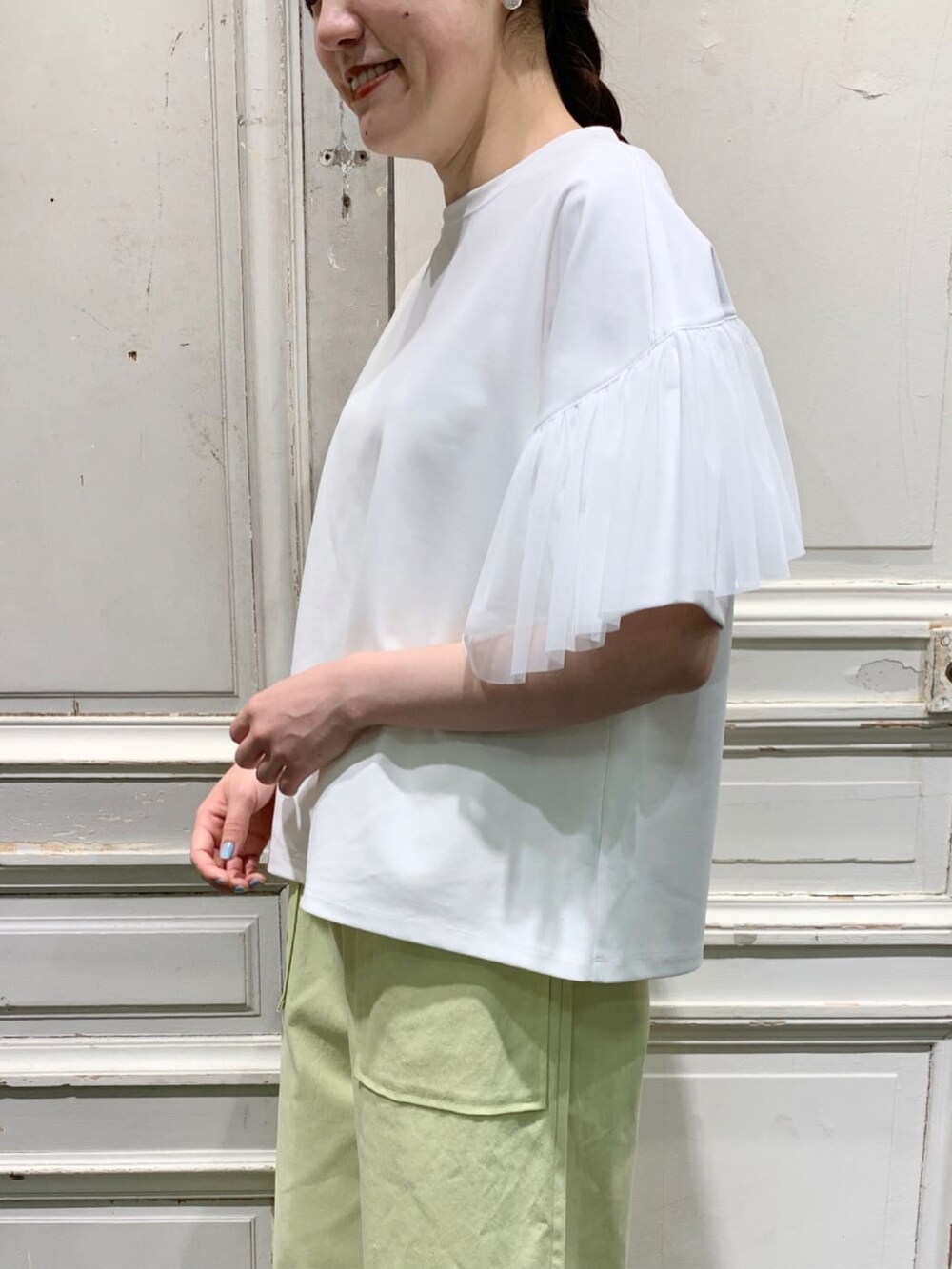 ホワイト系のTシャツ/カットソー、イエロー系のその他パンツ、ホワイト系のトートバッグを着用したレディースの春コーディネートの3枚目の写真